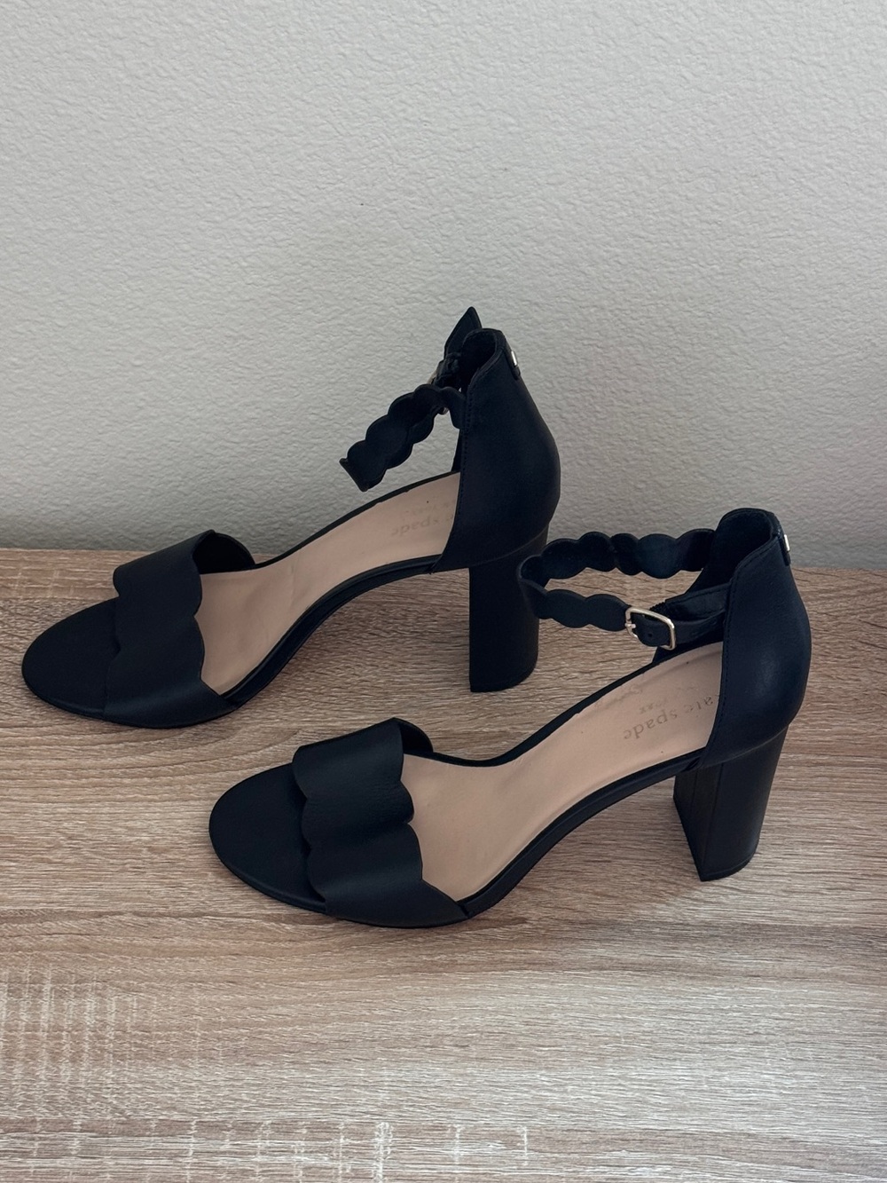 kate spade Black Scallop Strap Block-Heel Sandals Size 38 - Picture 2 of 5